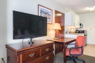 Studio 6 Duluth Ga Near Gas South District Room photo